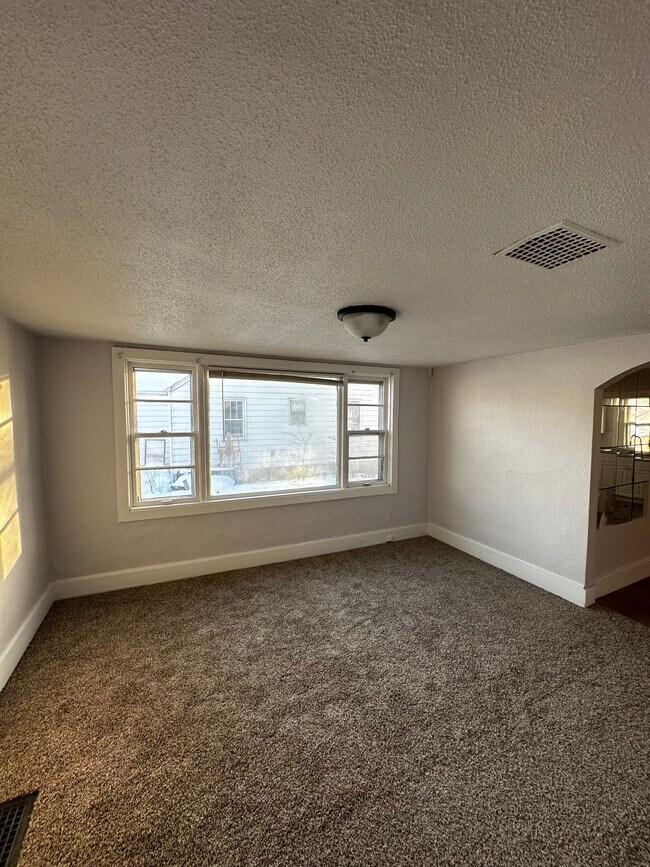 Foto del edificio - 305 S Western Ave