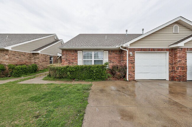 Foto del edificio - Cute 3BD/2BTH Duplex in Central East Norman!