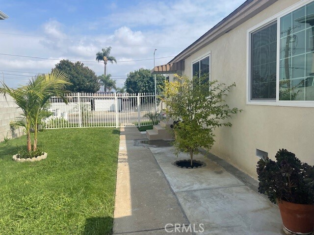 Foto del edificio - 8707 S Van Ness Ave