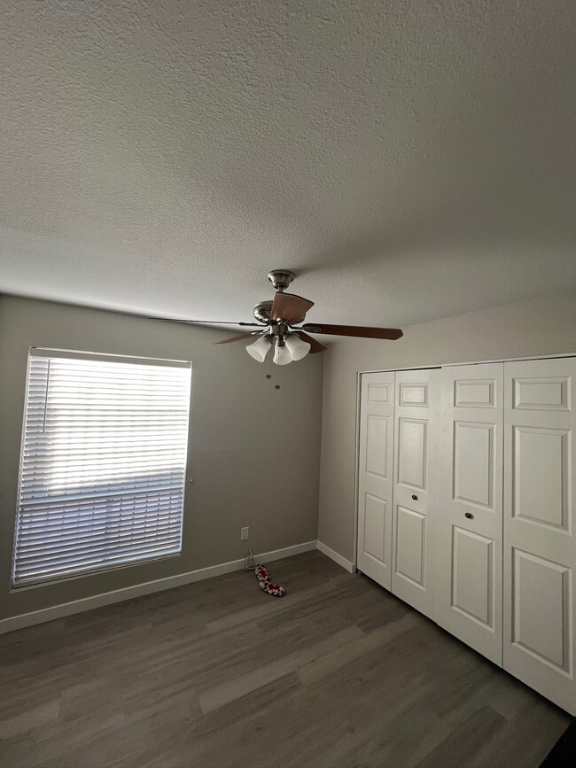 Building Photo - 5964 W Augusta Ave