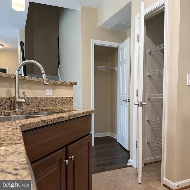 Foto del edificio - 6765 Hampton Bay Ln