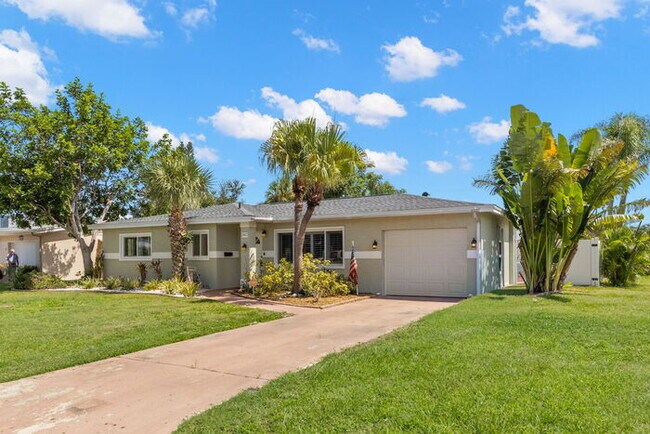 Foto del edificio - NEWLY RENOVATED Home For Rent in St Pete!