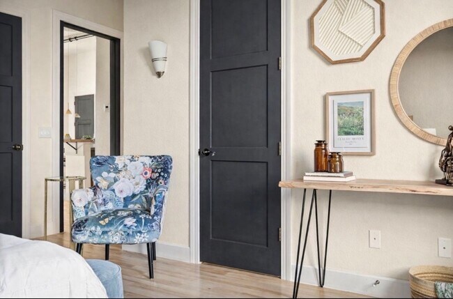 Foto del edificio - Gorgeous loft style condo in Downtown FC!
