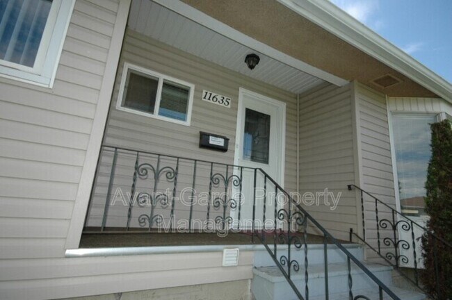 Photo du bâtiment - 11635-1111a 111a Ave NW