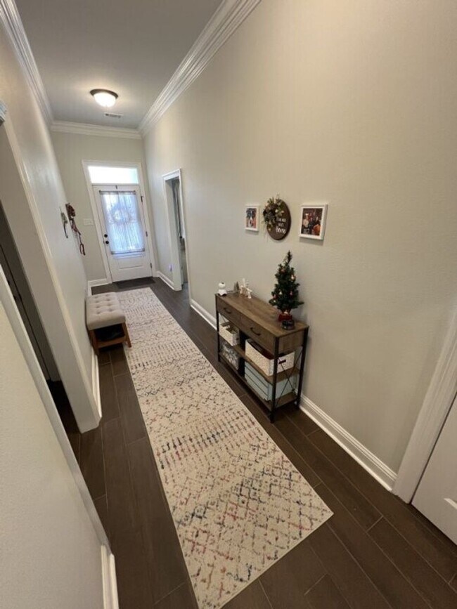 Foto del edificio - Partially Furnished Home on Sterling Oaks Dr. with Premium Features