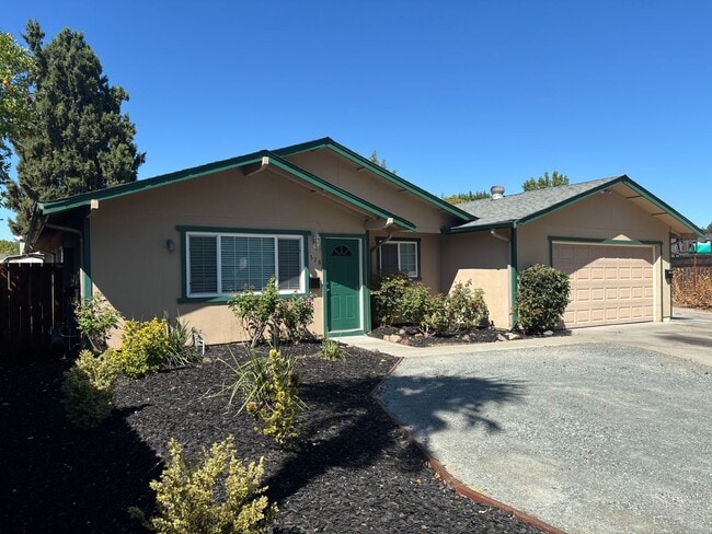 Building Photo - Terrific Brentwood location at the end of ...