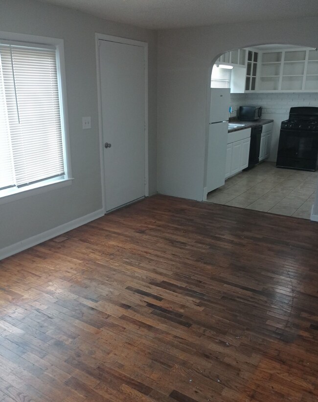 Building Photo - Adorable 2 Bedroom and 1 Bathroom Home