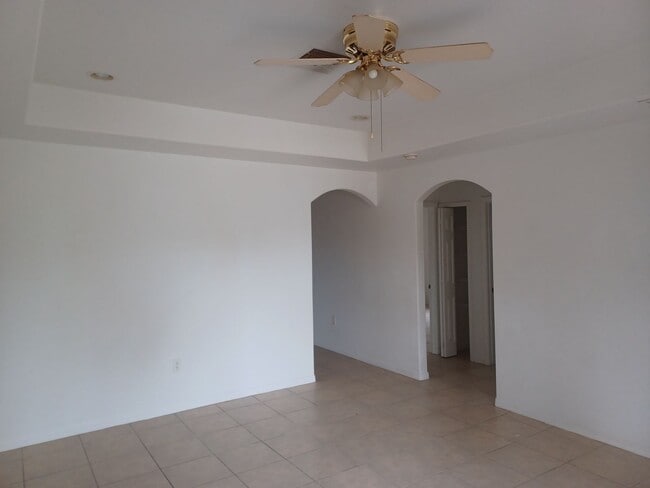 Foto del edificio - 3018 SE Santa Barbara Pl