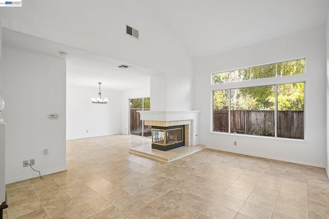 Building Photo - 493 S Clovercrest Ln