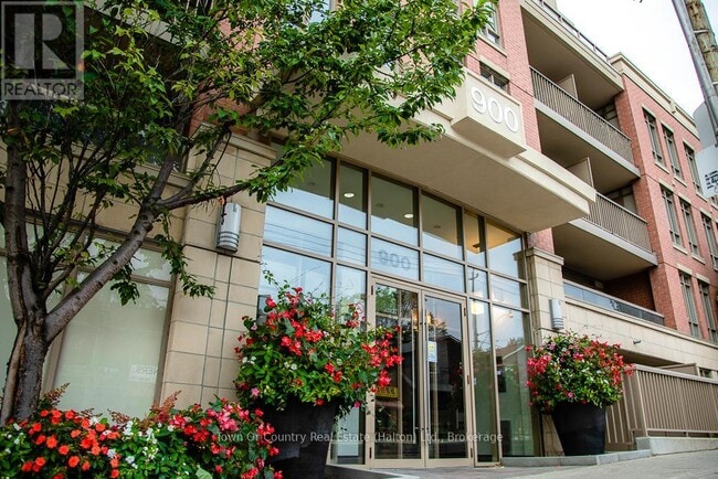 Photo du bâtiment - 900 Mt Pleasant Rd