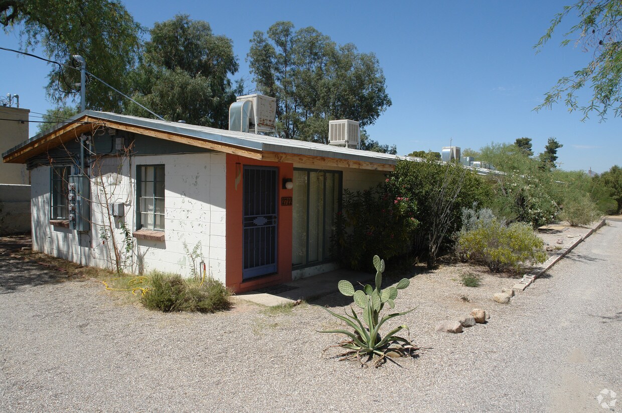 Building Photo - 2716-2722 N Warren Ave