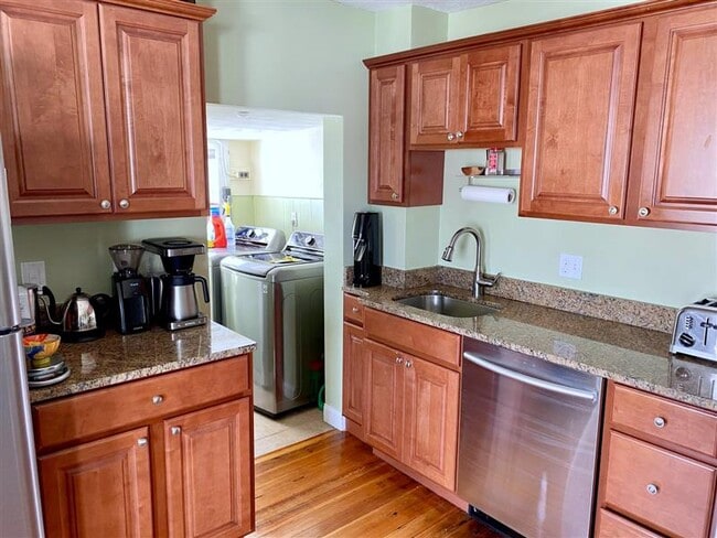 Building Photo - 14 Rockland Pl