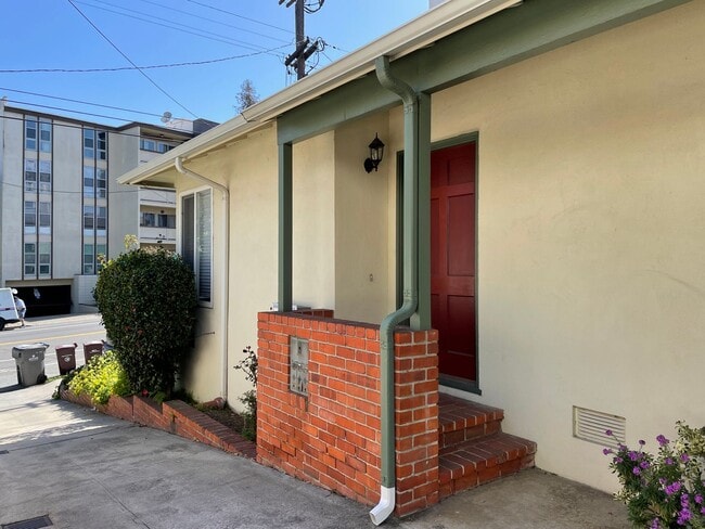 Building Photo - 655 Oakland Ave