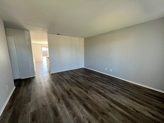 Building Photo - ONTARIO, single family home. Large fenced yard