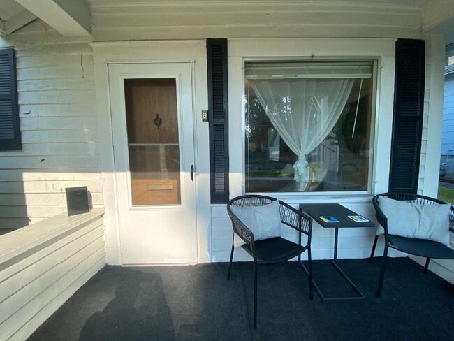 Building Photo - Quiet, Cozy 2-Bedroom Home Located in York...