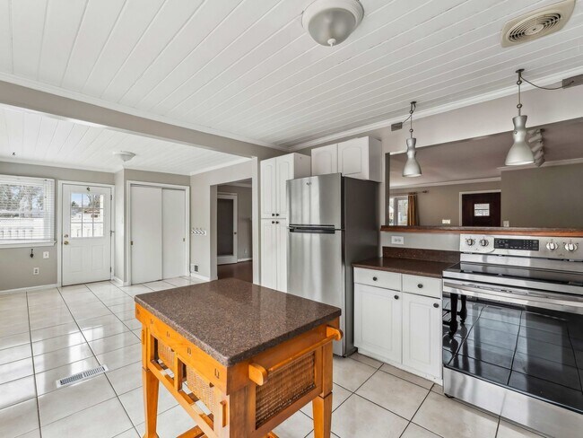 Foto del edificio - Easy one level living on a 1/3 acre corner lot!