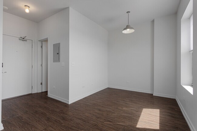 Building Photo - 1325 W Wilson Ave