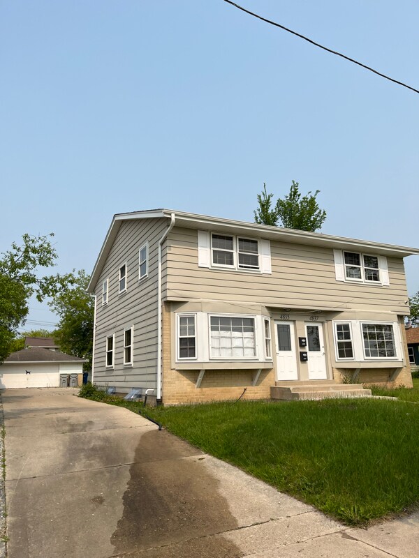 Foto del edificio - 4835-4837-4837 N 103rd St