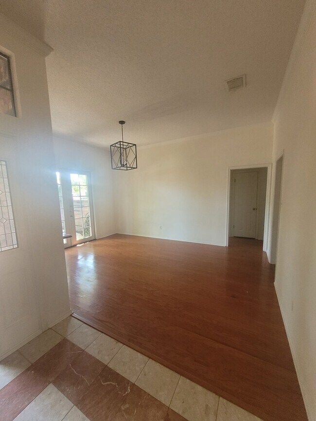 Foto del edificio - 5 bed 3 bath home, 3 car garage