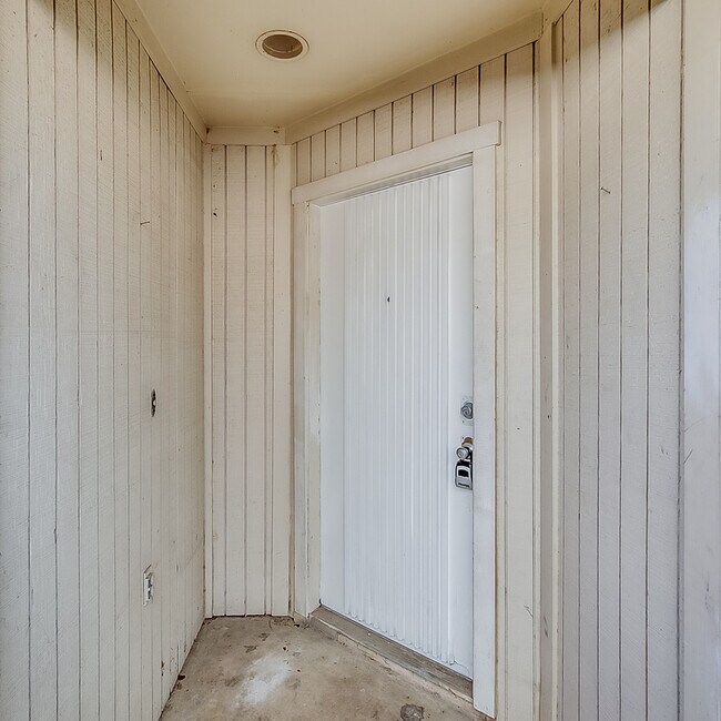 Building Photo - 712 Via Miramonte