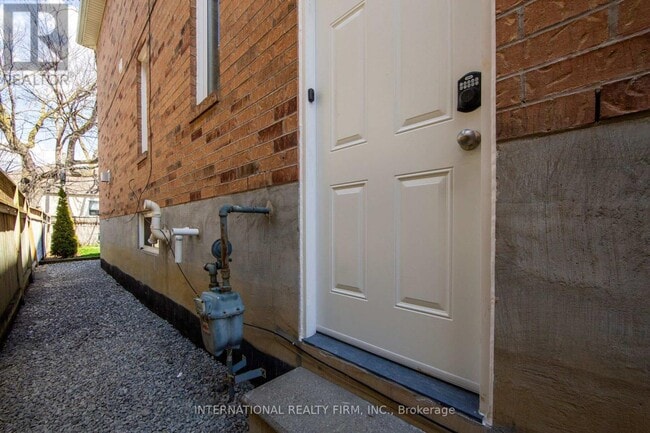 Building Photo - 1051 Caven St