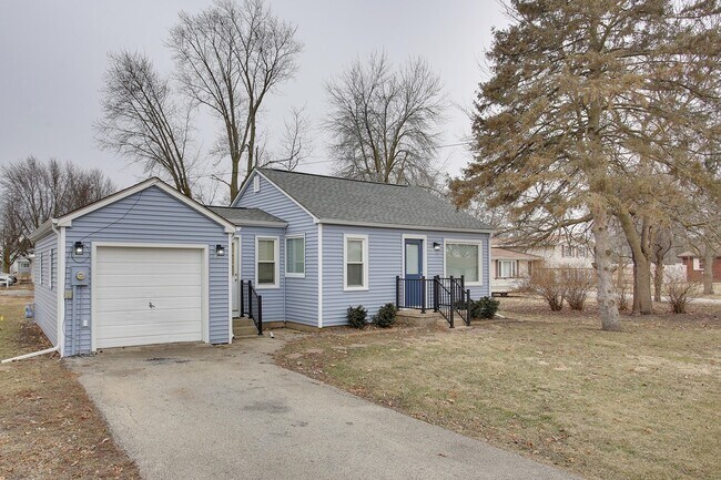 Building Photo - Cute and Cozy 2 bedroom, 1 bath ranch with...