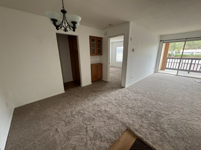 Foto del edificio - 7180 Shoreline Dr