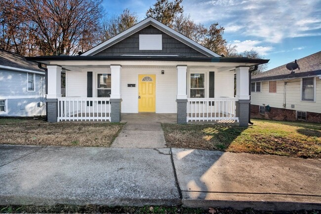 Building Photo - 2 Bedroom Home For Rent Near The Old Train Station!