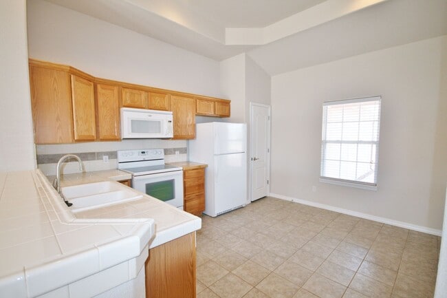 Building Photo - Zia School District, Newer Three bedroom