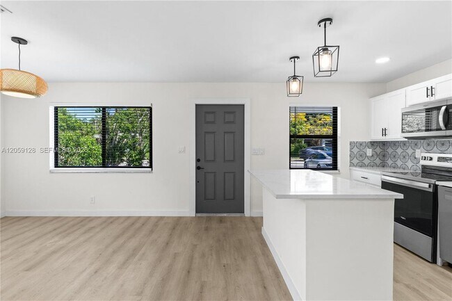 Building Photo - 328 SW 11th Ave