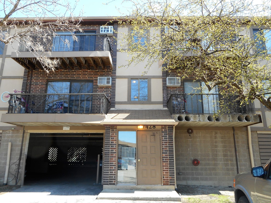 Foto principal - 428 E Bailey Rd