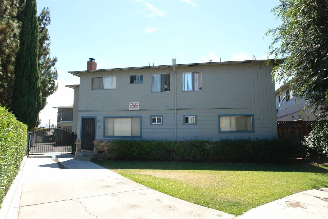 Building Photo - 752 Deland Ave