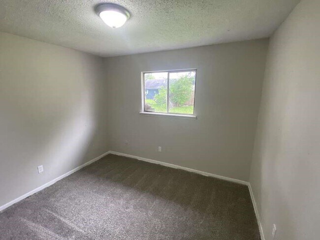 Foto del edificio - 3306 Trail Lake Dr