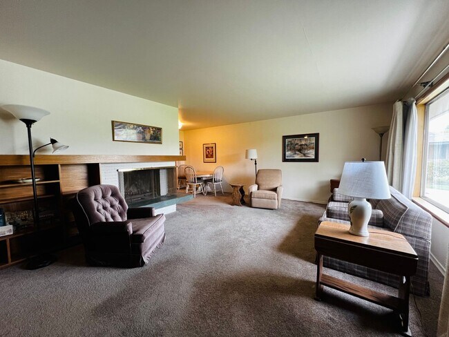 Foto del edificio - Non-Refundable & Security Deposit Total: $...