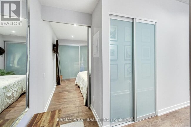 Photo du bâtiment - 650-650 King St W