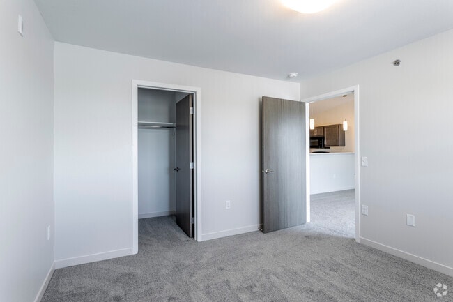 1BR, 1BA - 660SF - City's Edge