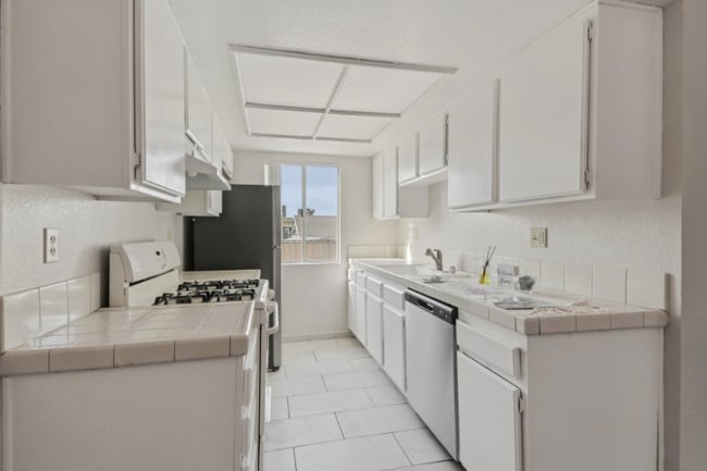 Foto del edificio - 700 E Cedar Ave