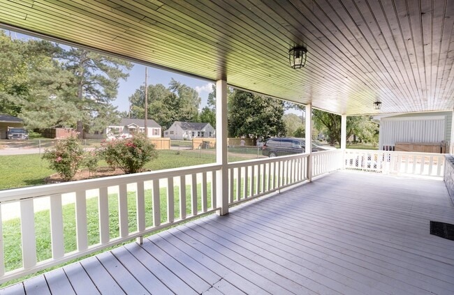 Building Photo - 207 Central Dr