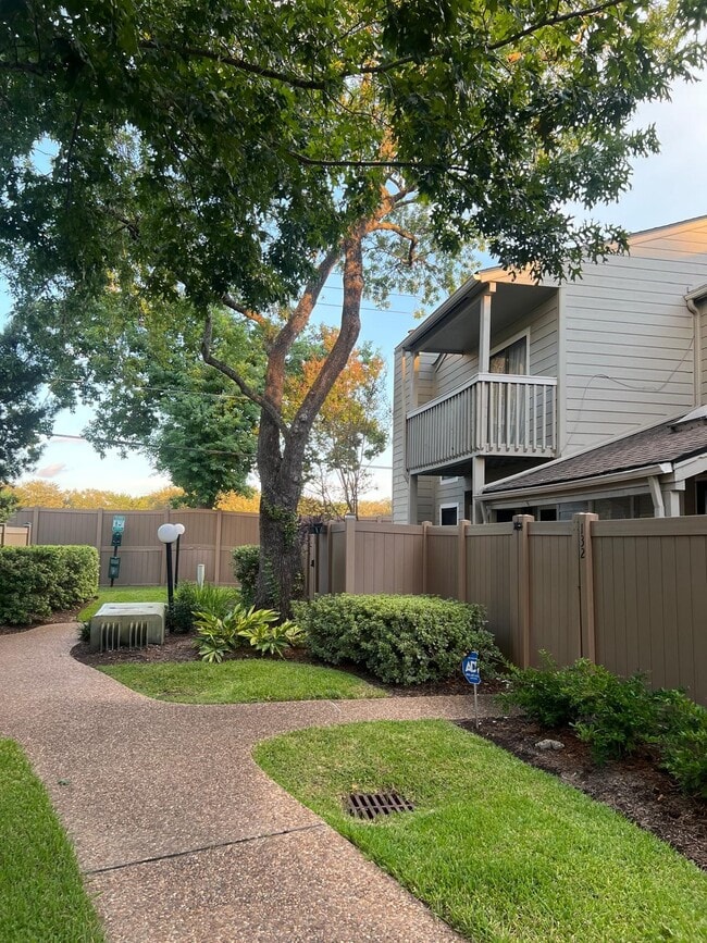 Building Photo - 2379 Briarwest Blvd