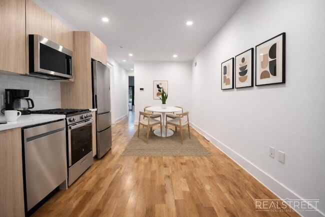 Building Photo - 3BR/2.5BA Duplex with In-Unit Washer/Dryer