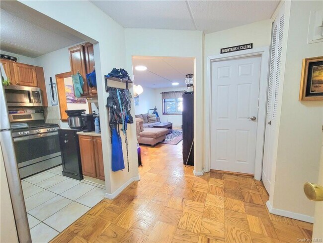 Building Photo - 470 Halstead Ave