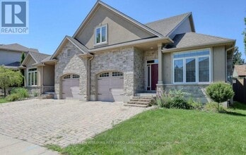 Building Photo - 577 Hummingbird Crescent