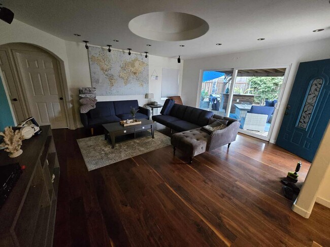 Sala de estar - 2645 Garnet Ave