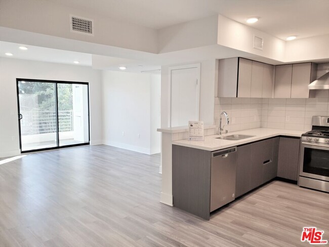 Foto del edificio - 5030 Rosewood Ave