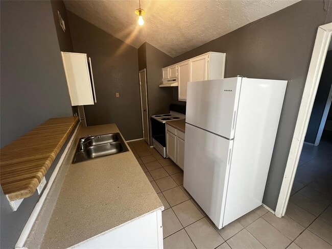 Building Photo - 22119 Diane Dr