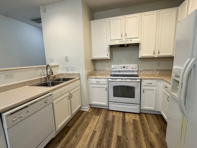 Foto del edificio - 8215 Martello Ln