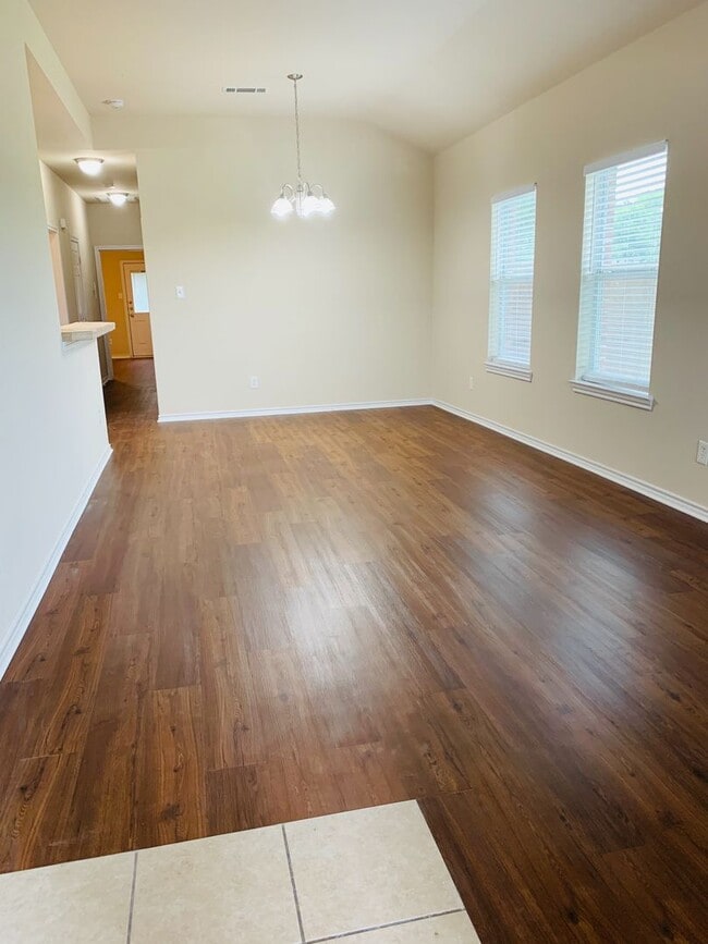 Building Photo - Charming 3/2 Duplex with Garage — No Carpet, Fenced Yard!