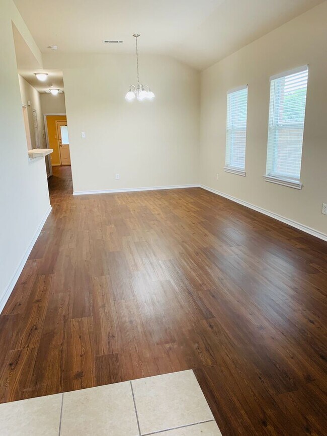 Foto del edificio - Charming 3/2 Duplex with Garage — No Carpet, Fenced Yard!