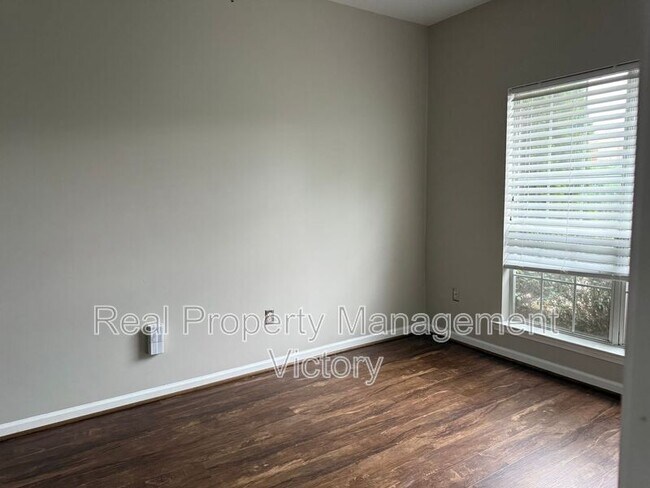 Building Photo - 566 Treymoor Lake Cir
