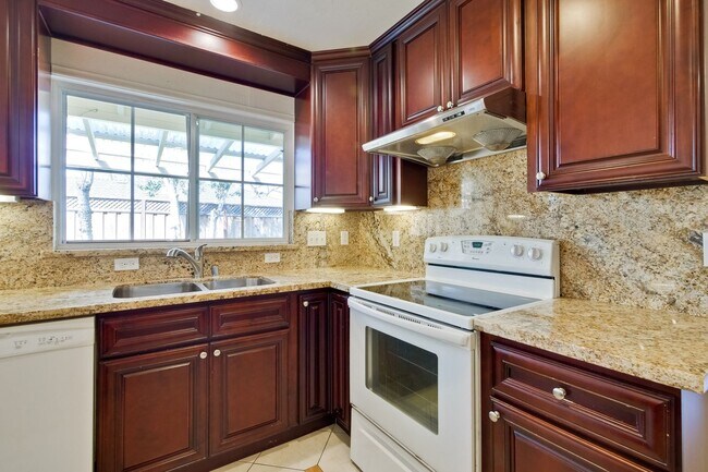 Foto del edificio - Prime Location! 1063 S. Bernardo Avenue: S...